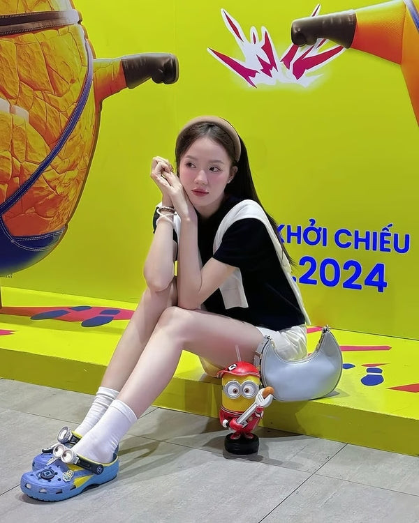 Phối giày clog họa tiết Minions với quần short nữ denim cá tính