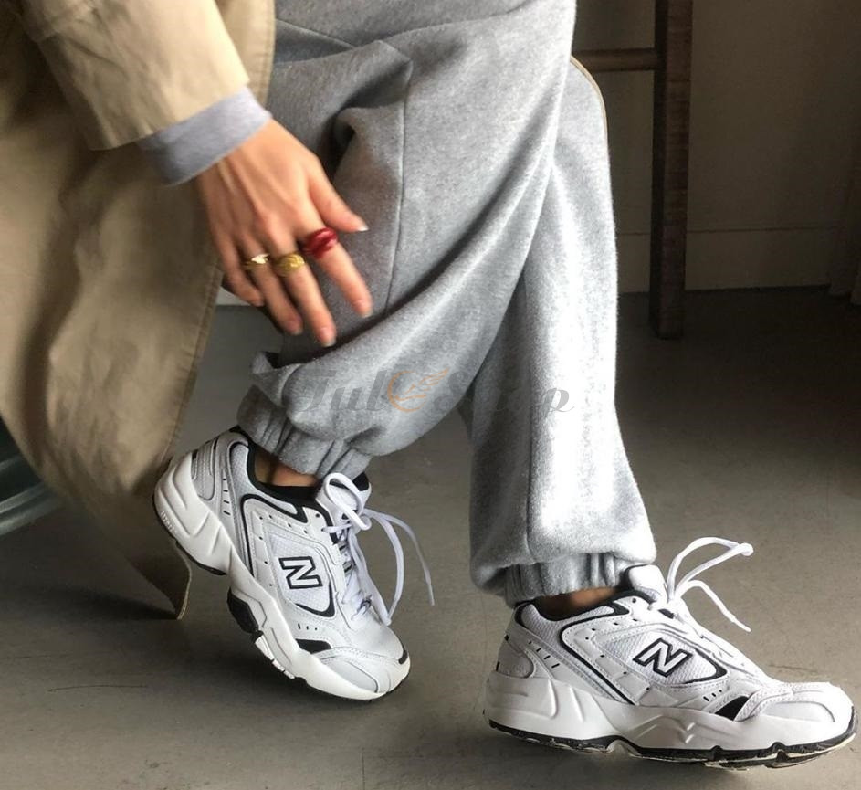 Phối giày New Balance nữ cùng quần jogger và áo hoodie tạo vẻ ngoài năng động