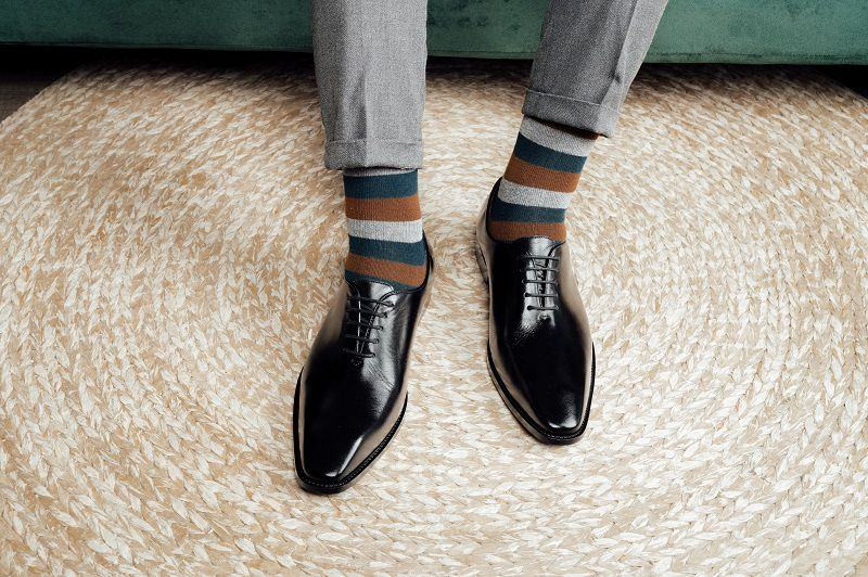Phối giày tây nam màu nâu cùng bộ suit xanh lịch lãm cho sự kiện trang trọng.