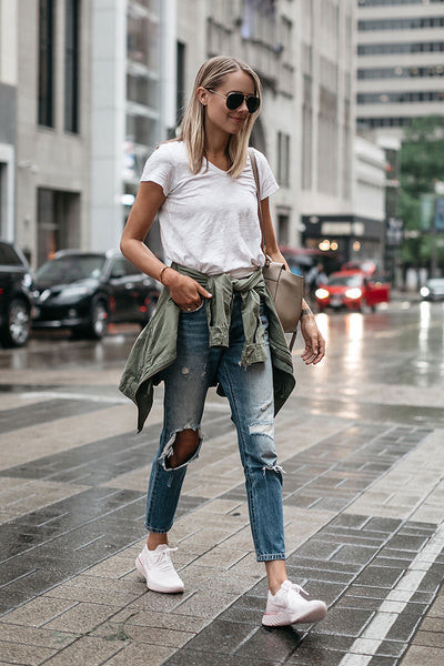 Phối giày thể thao Nike running với jeans và áo thun