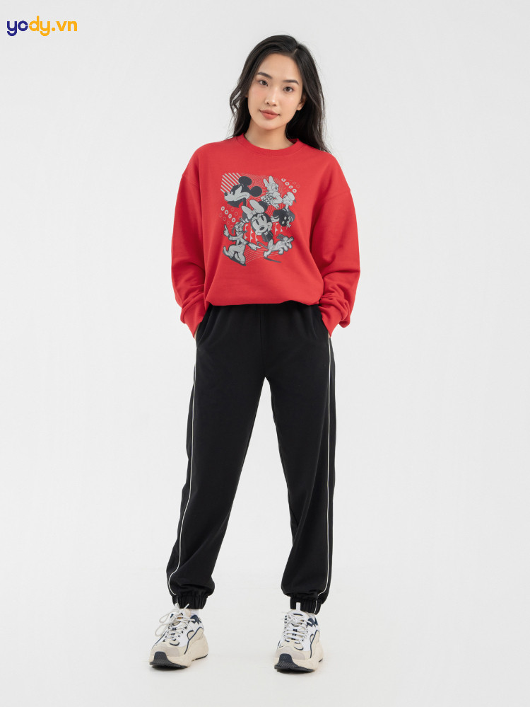 Phối quần jogger vải cùng giày thể thao YODY toát lên vẻ năng động