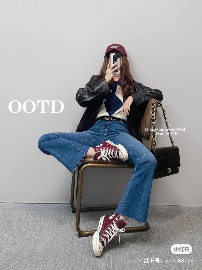 Phối quần ống loe denim với áo thun trắng và giày thể thao Converse trắng đen năng động