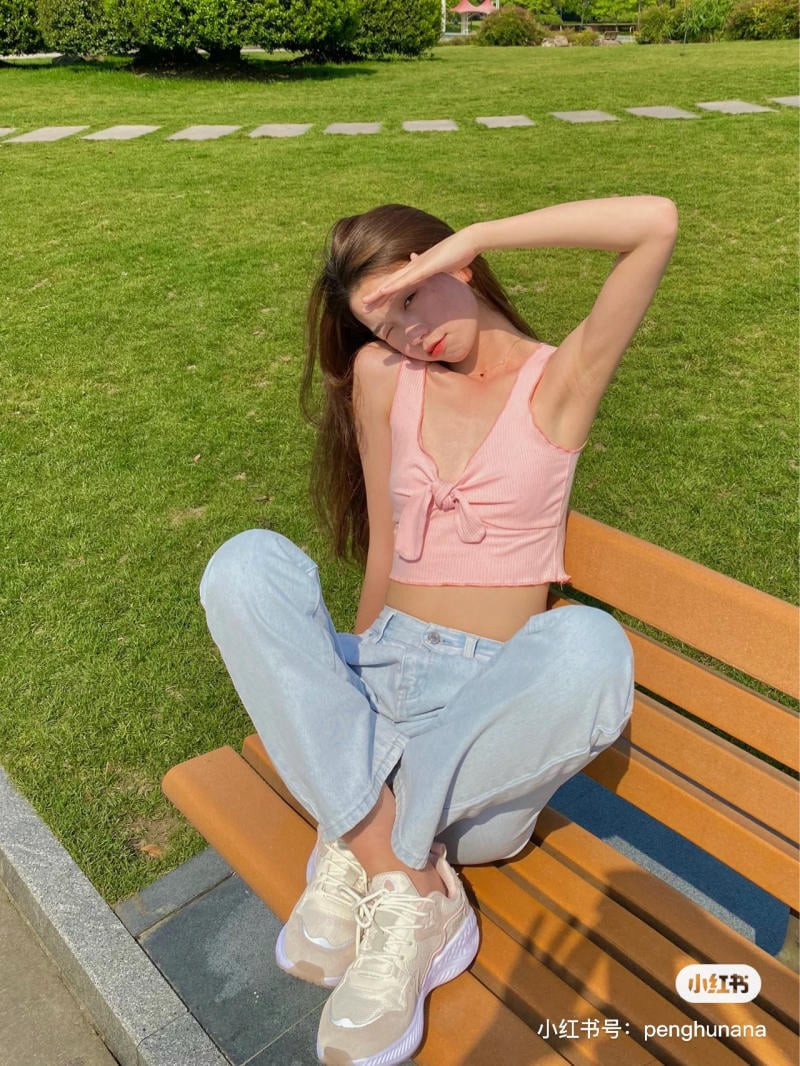 Phối quần ống loe nữ cùng giày sneaker và áo croptop
