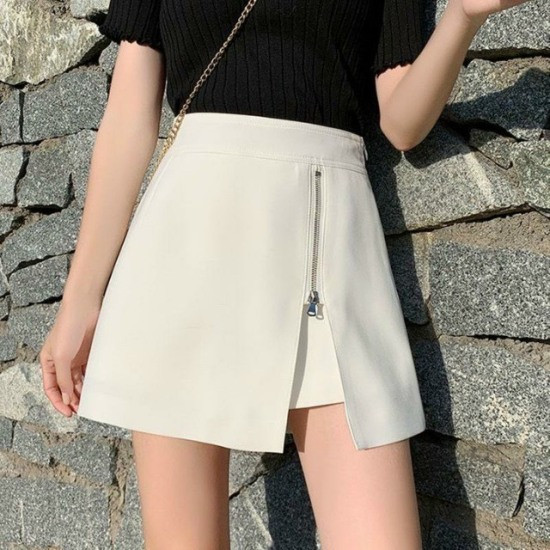 Phối quần short nữ giả váy màu trắng với áo crop top