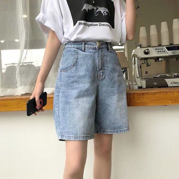 Phối quần short nữ jeans rách cùng áo thun và áo khoác da