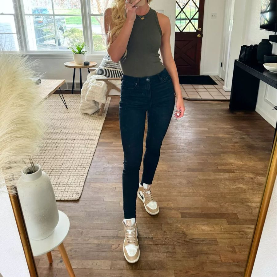 Phối quần skinny jeans với Jordan cổ cao nữ mang lại vẻ ngoài năng động