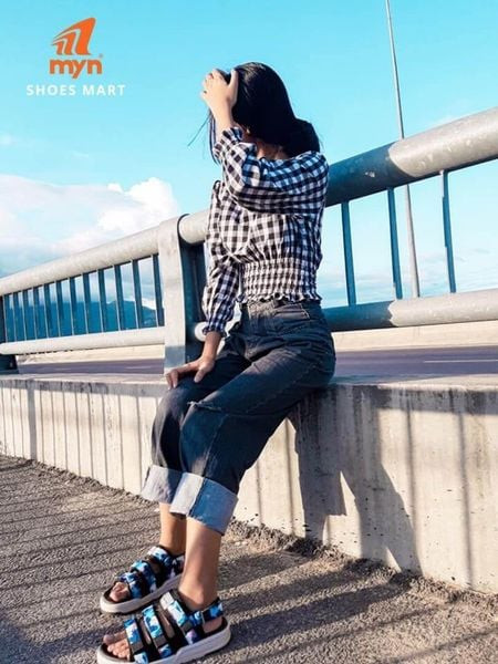 Phối váy với giày sandal nữ cá tính