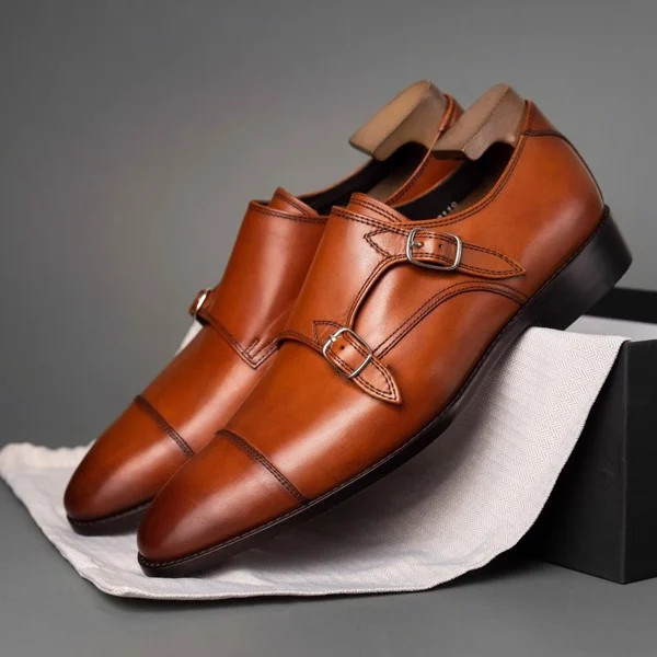 Phối vest cùng giày Monk Strap quý ông