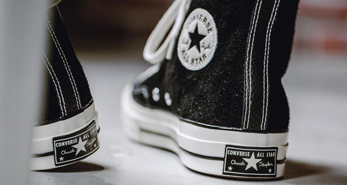 Phong cách cá tính với giày Converse bóng rổ trong trang phục thường ngày.