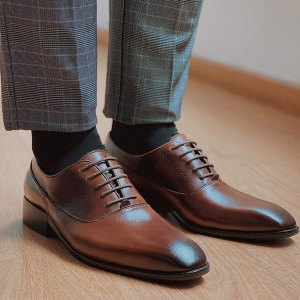 Phong cách công sở với vest nam và giày Oxford truyền thống
