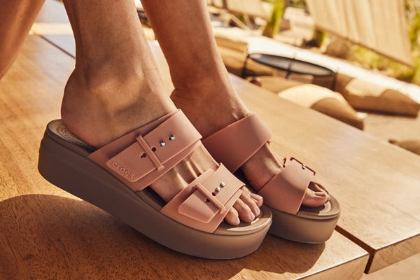 Phong cách giày sandal nữ đi học cấp 3 đế xuồng với quai mảnh đan chéo, nữ tính và duyên dáng