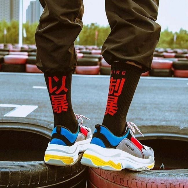 Phong cách phối tất cổ cao với giày sneaker nam cá tính