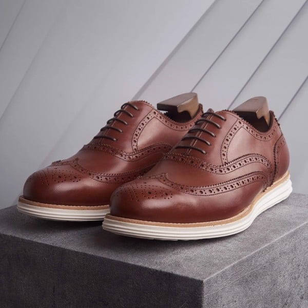 Phong cách trưởng thành: vest nam cùng giày Brogues với họa tiết đục lỗ tinh xảo