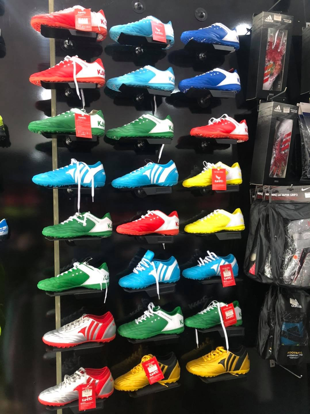 Phụ kiện và giày bóng đá tại Gôn Pro Shop Đà Nẵng