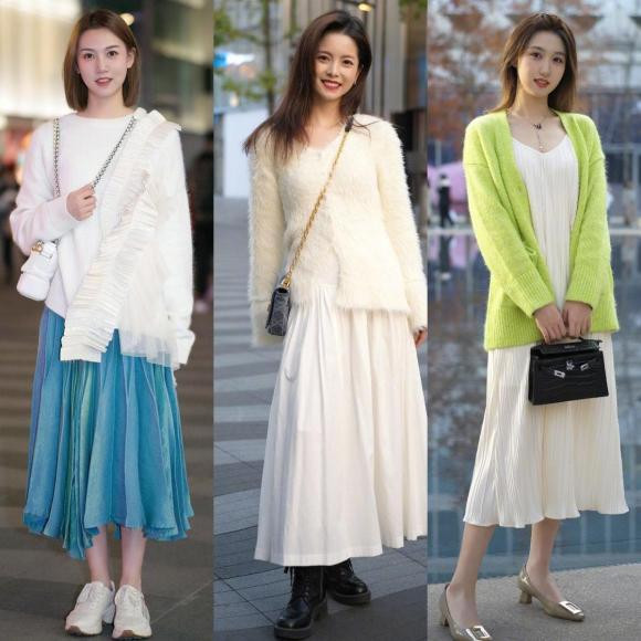 Phụ nữ trung niên mặc áo blazer và chân váy, phối giày thể thao đen