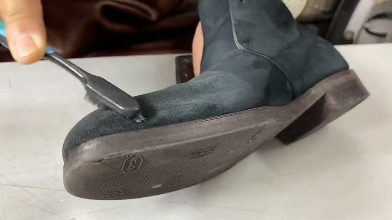 Phương pháp làm sạch và đánh bóng giày da lộn đúng cách