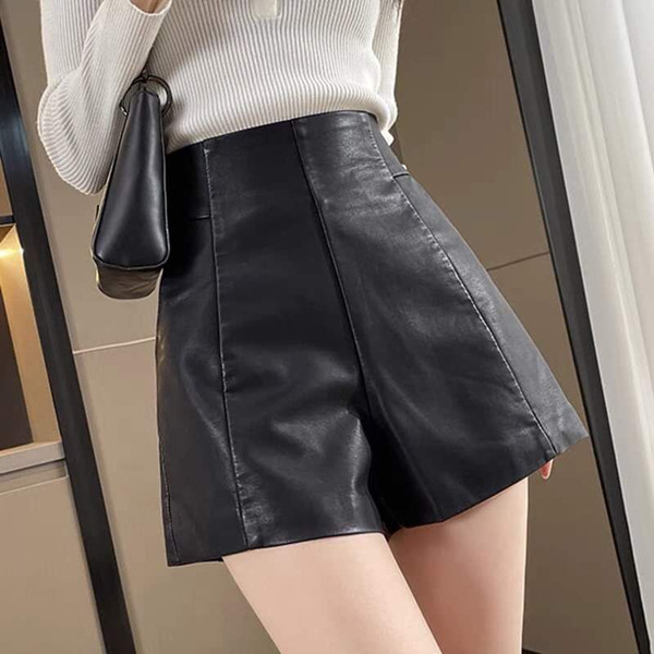 Quần short nữ da màu đen và áo len croptop cho phong cách cá tính