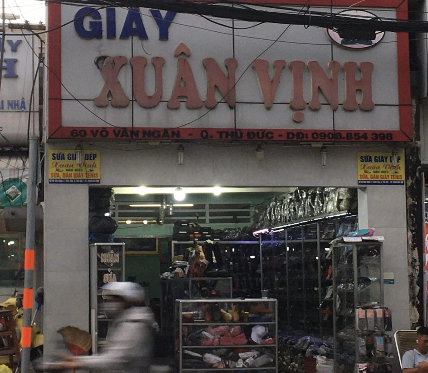 Quy trình kiểm tra và dán lại đế cho giày thể thao tại TPHCM