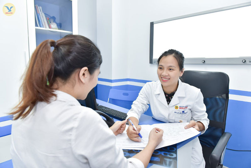 Quy trình làm giấy sức khoẻ đi làm: khách hàng được hướng dẫn khám bởi bác sĩ