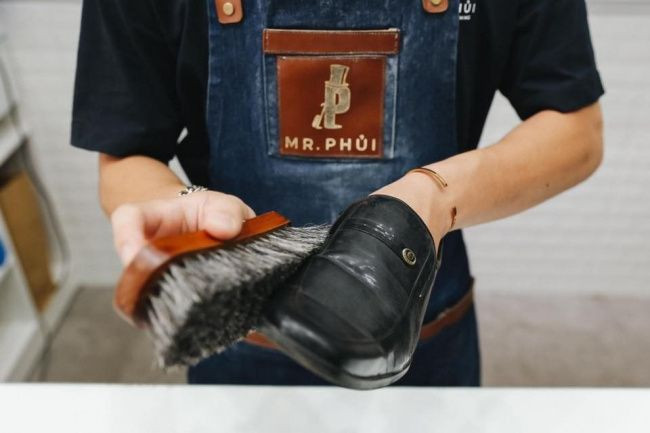 Quy trình vệ sinh giày sneaker tại Mr Phủi – The Sneaker Spa