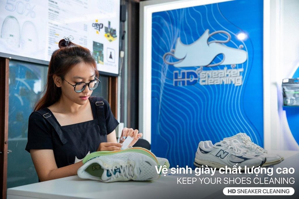 Quy trình vệ sinh và phục hồi giày sneaker tại trung tâm chuyên nghiệp