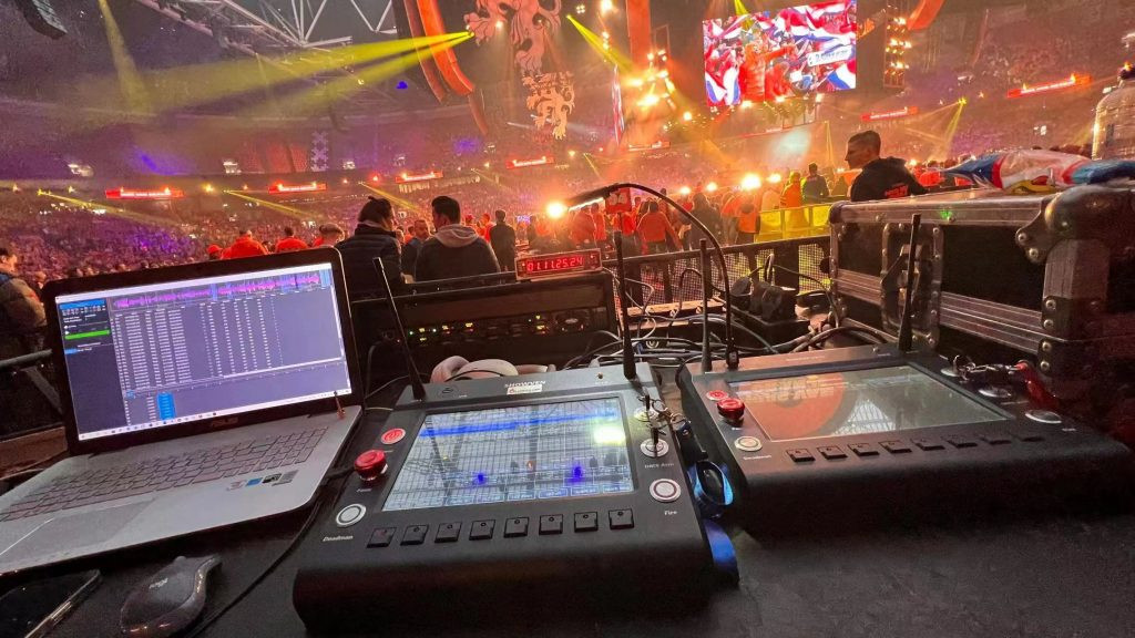 Sân vận động với hiệu ứng ánh sáng rực rỡ, liên tưởng đến không gian luyện tập cùng giày chạy bộ Nike nữ