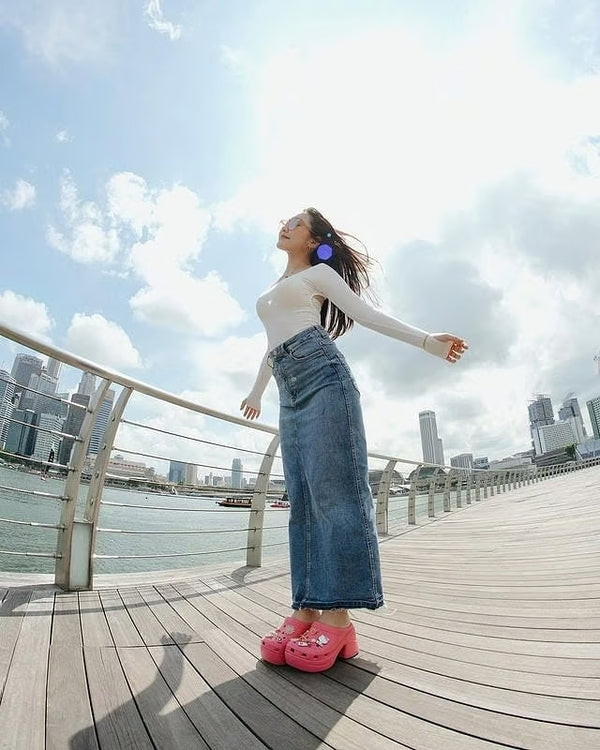 Sandal đế cao giúp tôn dáng khi mặc chân váy denim dài