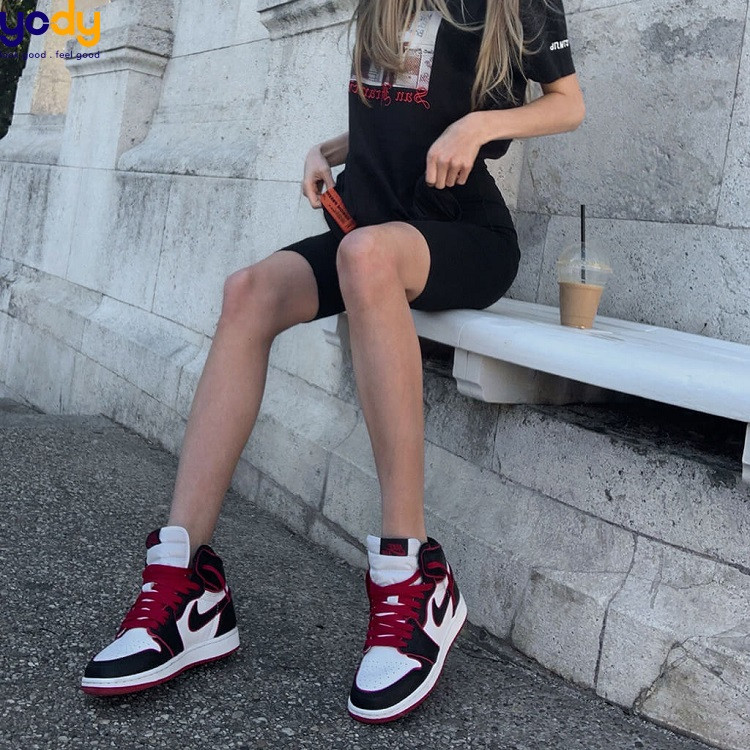 Set đồ thể thao năng động: giày jordan nữ cổ cao và quần legging lửng