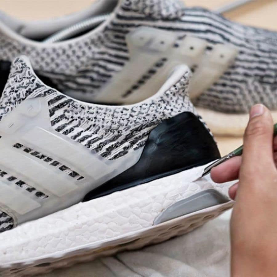 Shoesach – Chuyên gia custom và vệ sinh giày thủ công với kỹ thuật tỉ mỉ, phục vụ nhu cầu giặt giày sneaker Hà Nội.