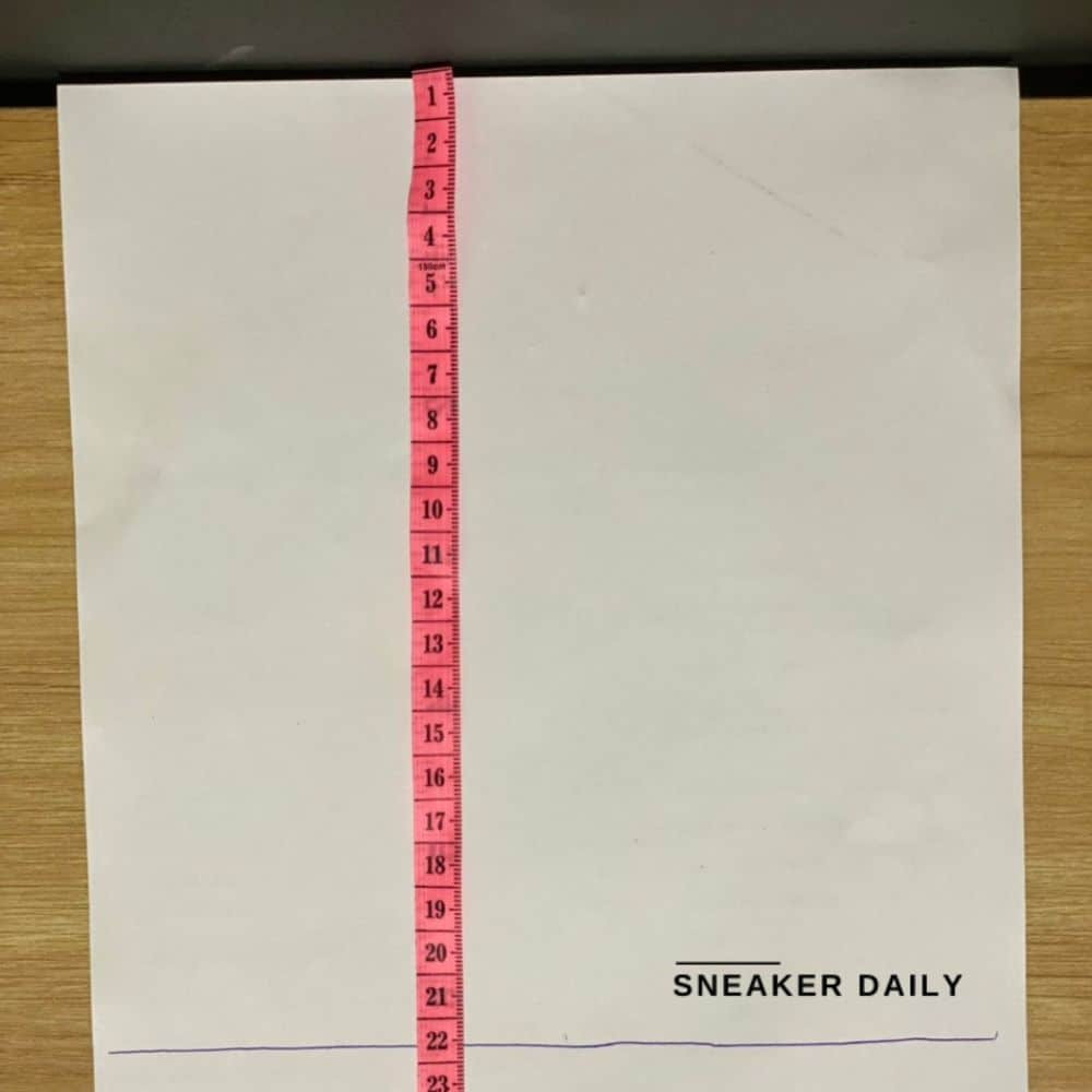 So sánh chiều dài chân với bảng size giày sneaker nam