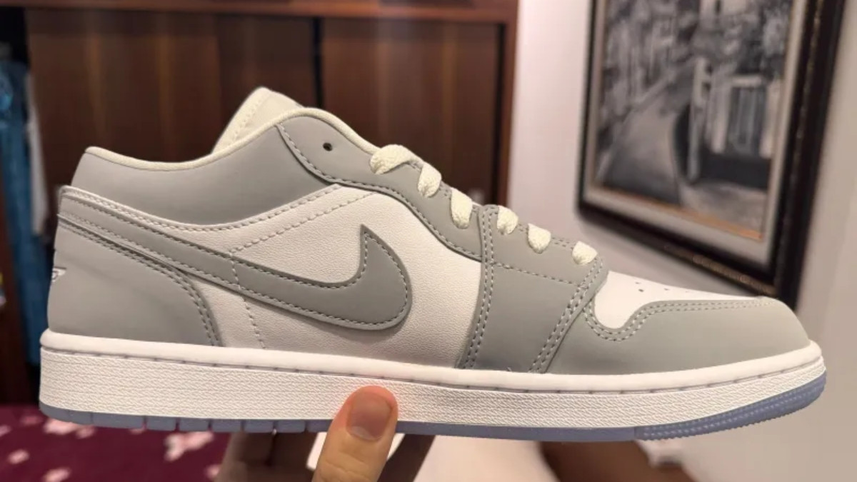 So sánh đường khâu logo Nike Swoosh giày Jordan 1 Low Panda thật và giả