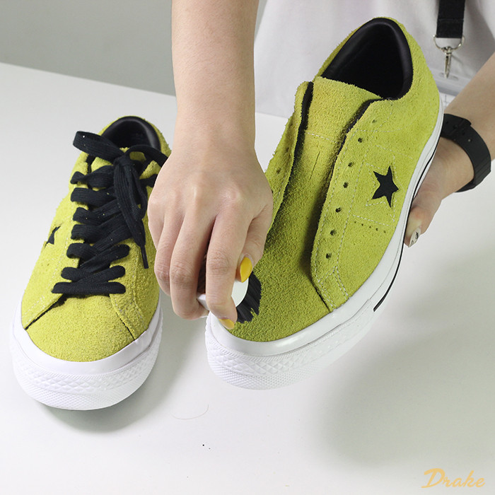 Sử dụng bàn chải chuyên dụng để loại bỏ bụi bẩn trên giày sneaker da lộn
