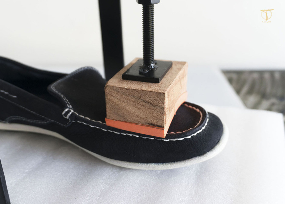 Sử dụng băng keo để cố định đế giày tây sau khi dán