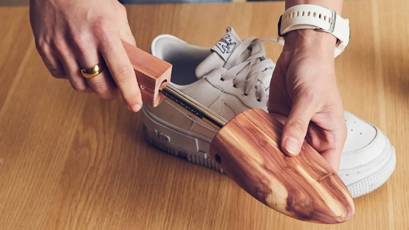 Sử dụng shoe tree làm từ gỗ tuyết tùng để giữ form giày sneaker và hạn chế nếp nhăn