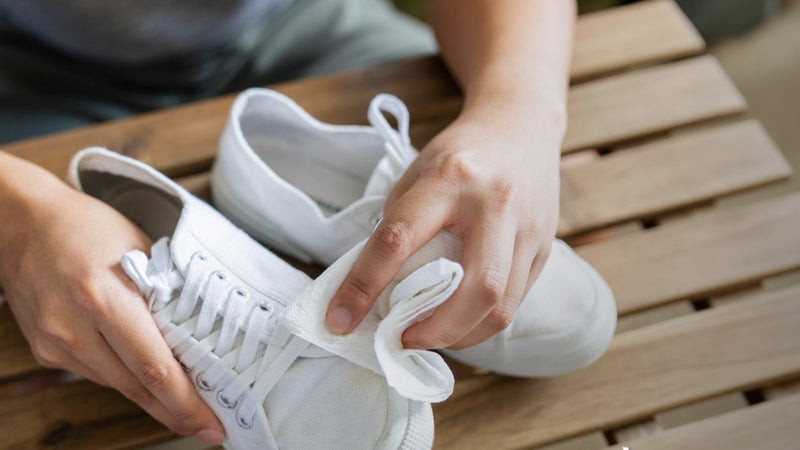 Sửa chữa vết tróc da nhỏ trên giày sneaker bằng xi đánh giày cùng màu
