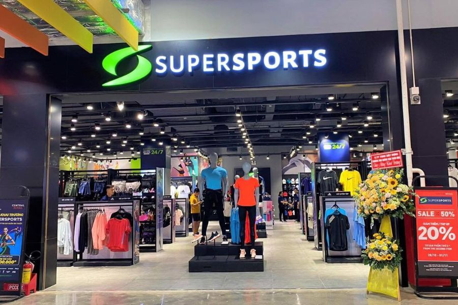 Super Sports trưng bày đa dạng mẫu giày sneaker từ các thương hiệu nổi tiếng