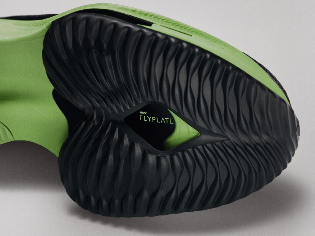 Tấm sợi carbon FlyPlate tích hợp trong đế giày thể thao công nghệ Nike