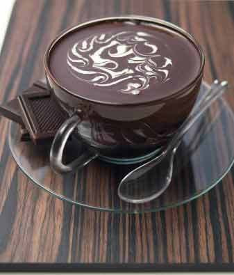 tâm tư sâu lắng trong từng ly chocolate, tượng trưng cho tình yêu BL và hành trình giày thể thao