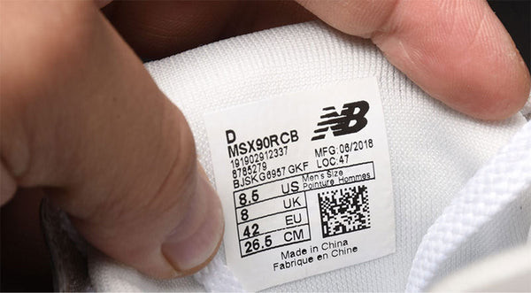 Tem trên lưỡi gà giày New Balance 530 với các thông tin sản phẩm được in rõ ràng