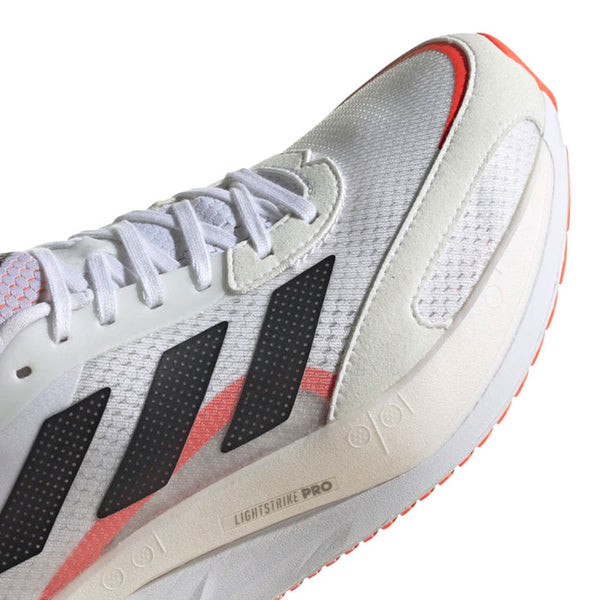 Thân giày thể thao chạy bộ adidas với chất liệu Primeknit từ vật liệu tái chế, thân thiện môi trường