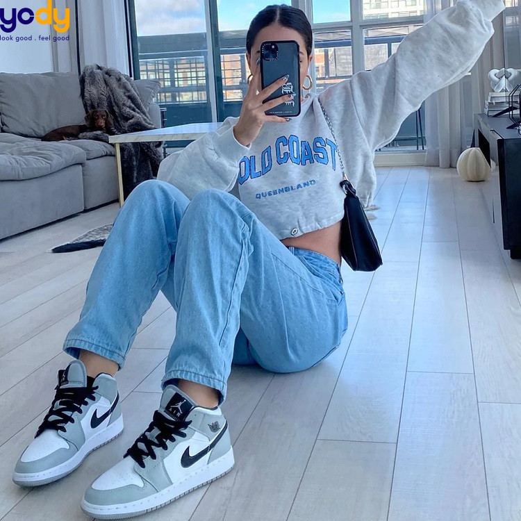 Thanh lịch cùng quần jeans và giày jordan cổ cao cho nữ