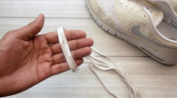 Tháo dây giày và lót giày Nike trước khi giặt