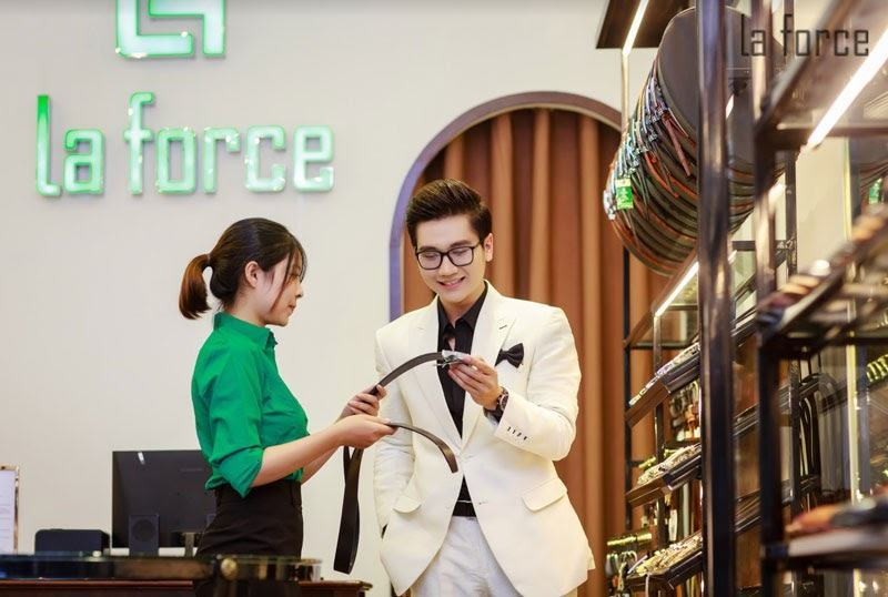 Thắt lưng da cao cấp là điểm nhấn tinh tế cho phong cách mặc vest đi giày Jordan