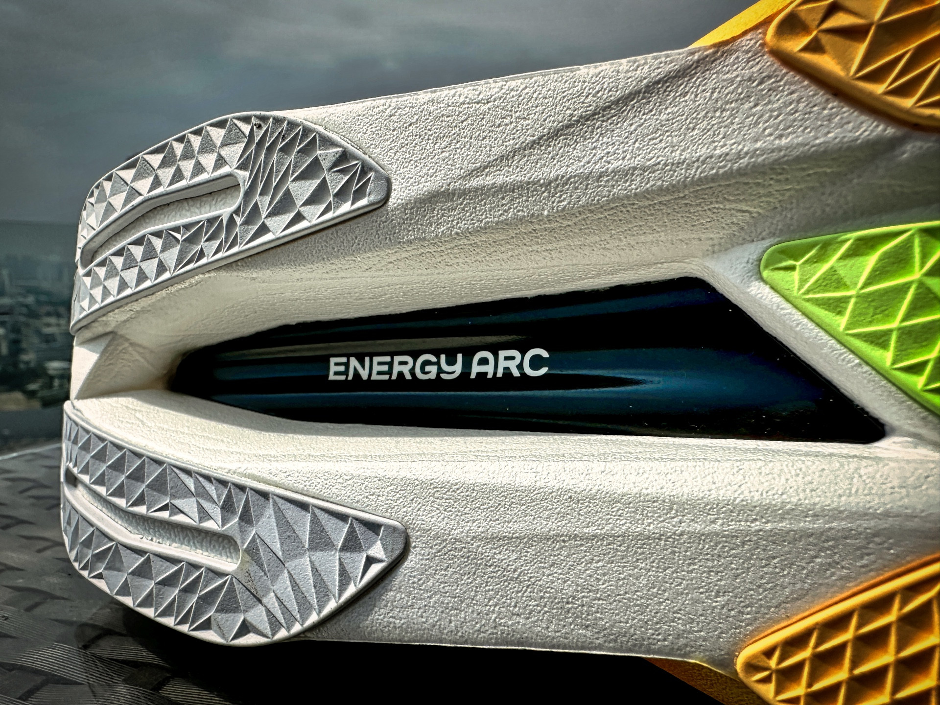 Thiết kế bộ đệm FuelCell và đế ngoài của giày đua New Balance Elite v4