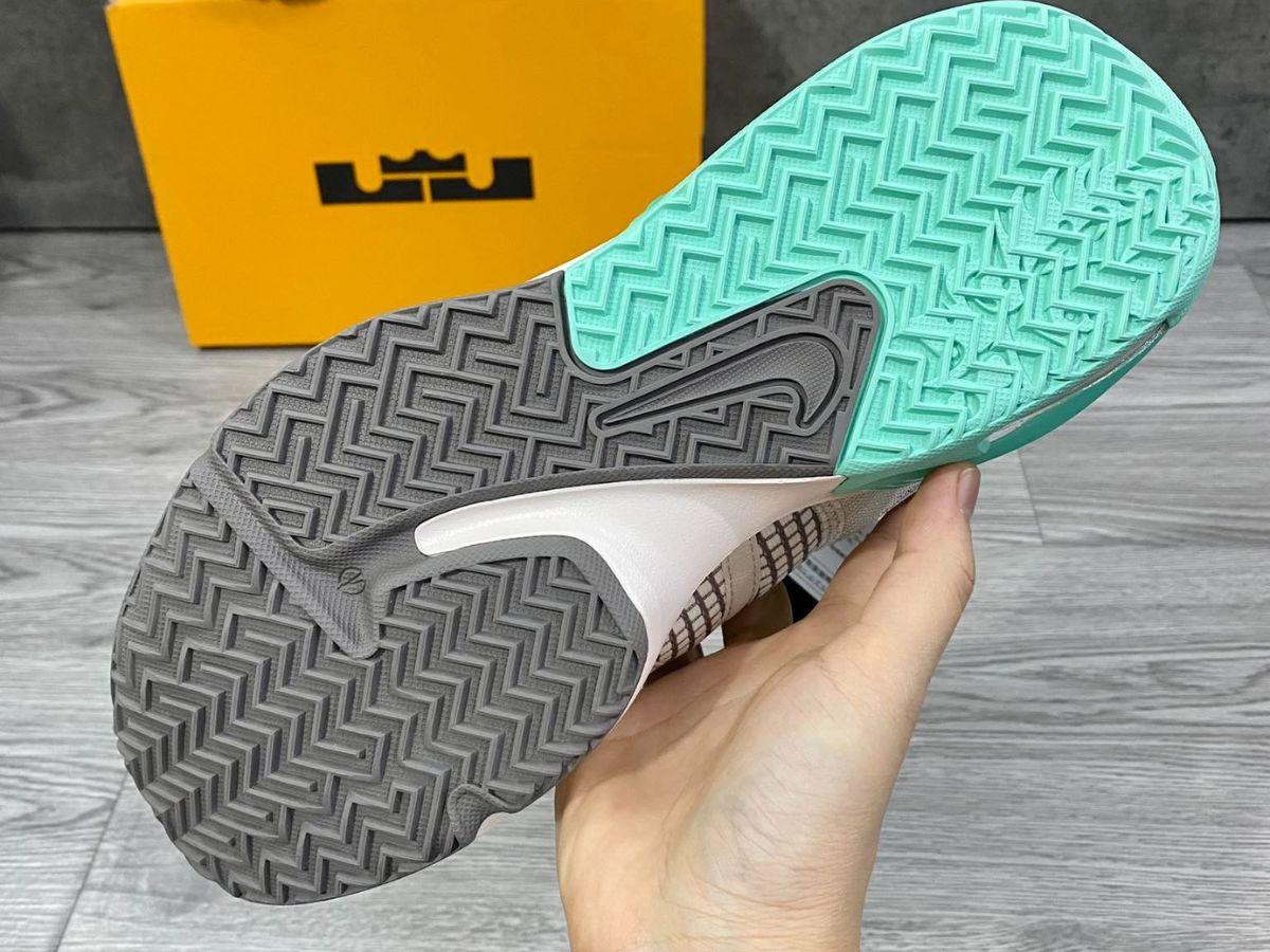 Thiết kế đế ngoài bền bỉ của giày bóng rổ 1 triệu cho sân outdoor