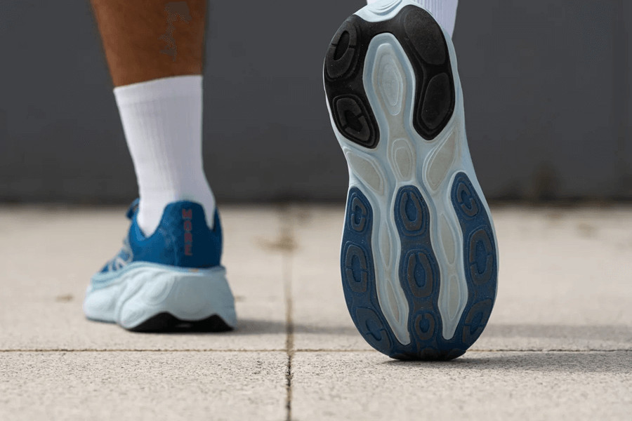 Thiết kế đế ngoài của New Balance Fresh Foam X More v5 với các vùng cao su riêng biệt