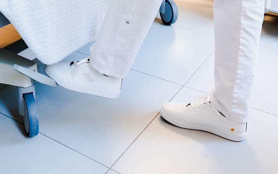 Thiết kế giày bảo hộ phòng thí nghiệm đảm bảo vệ sinh và an toàn