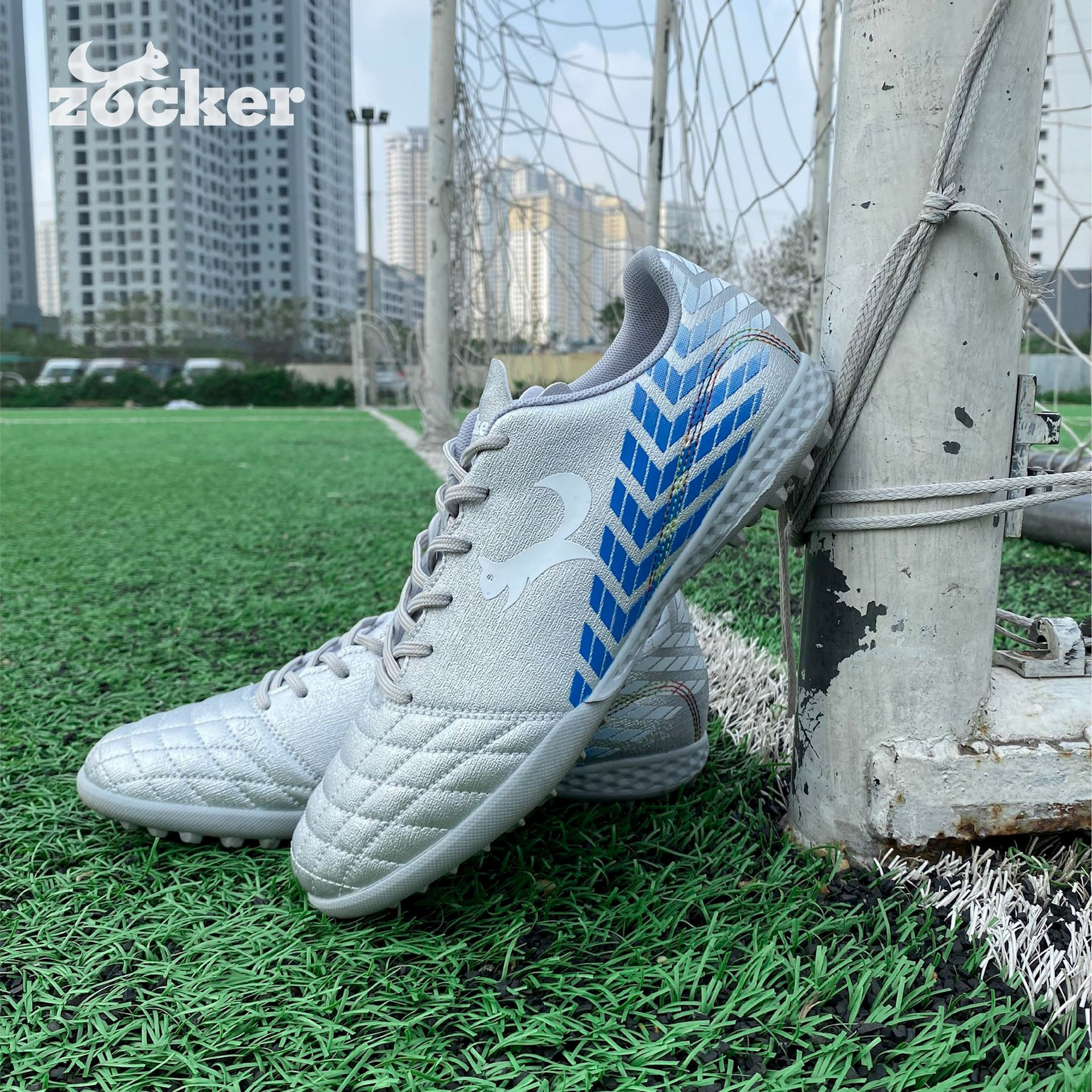 Thiết kế giày cổ thấp hiện đại, tạo nên một hình nền giày đá bóng đầy phong cách