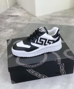 Thiết kế giày thể thao Versace nữ Greca Odissea với đế chunky ấn tượng, kết hợp màu sắc đen trắng thời thượng.