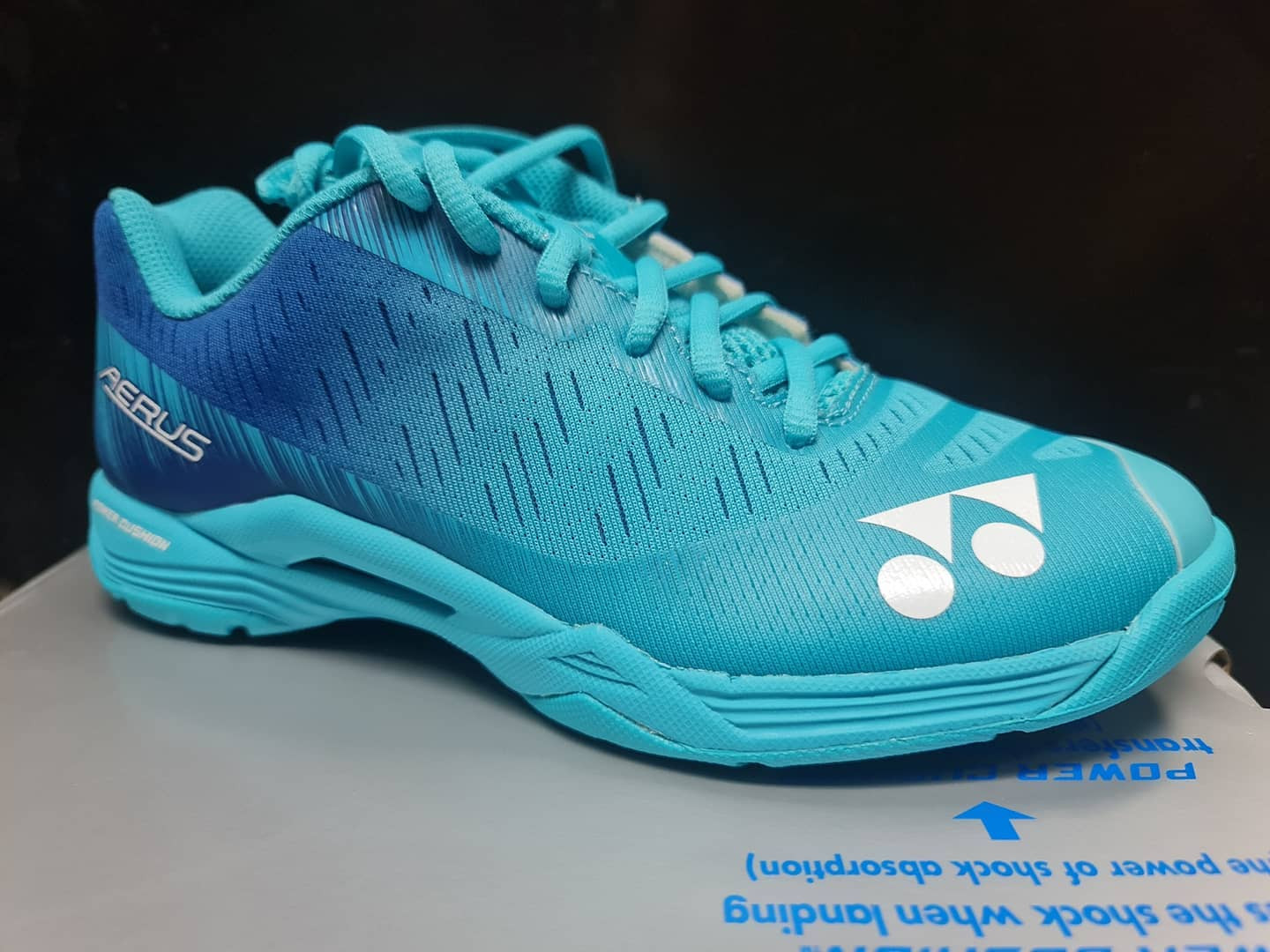Thiết kế hiện đại của giày Yonex Aerus 3 - hồng